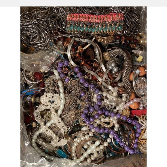 Lot of Costume Jewelry unsearched untested 2-3 lbs vintage/designer +FRE… - Picture 7 of 10